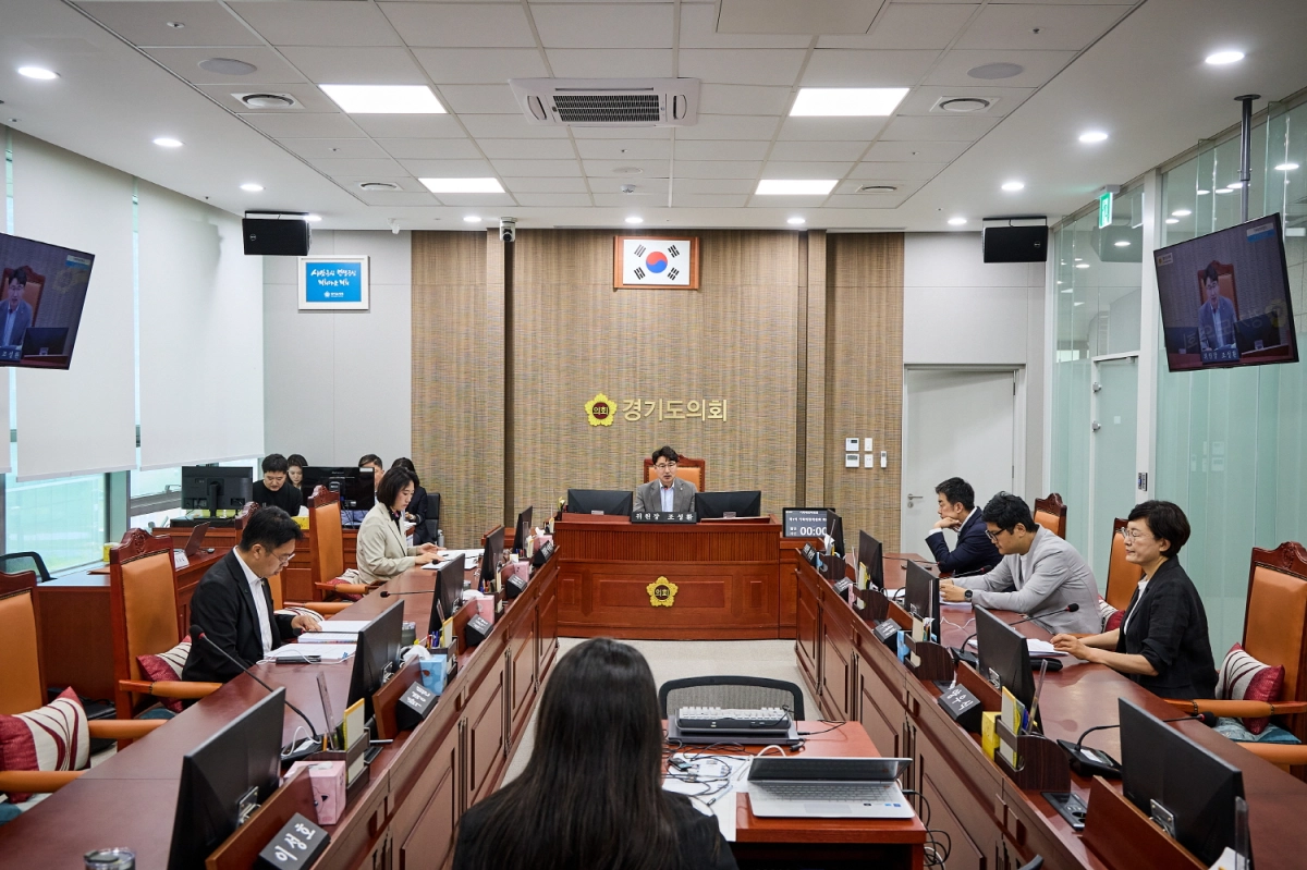 ▲ 경기도의회 기획재정위원회 조성환 위원장이 상임위원회 회의를 주재하며 소관 실·국의 2025회계연도 결산안 및 주요 조례안 등 상정된 안건들의 심의를 진행하고 있다. (사진=경기도의회)