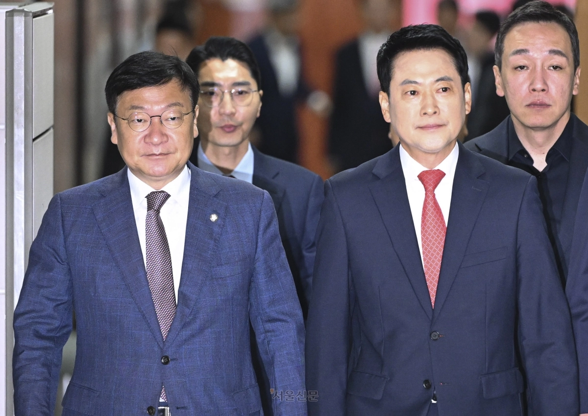 장동혁(앞줄 오른쪽) 국민의힘 대표가 정점식(왼쪽) 신임 원내대표와 함께 11일 국회에서 열린 최고위원회의에 참석하는 모습. 이지훈 기자