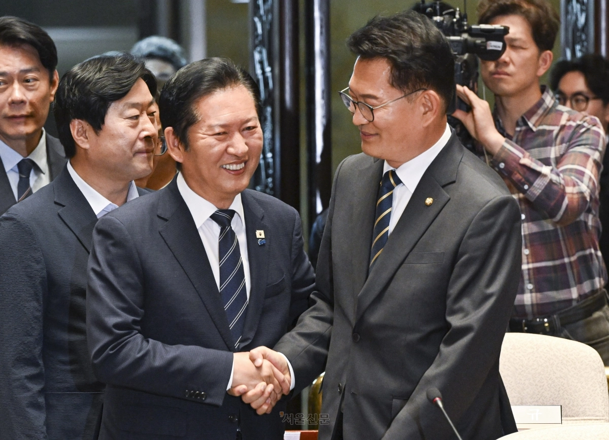 정청래(왼쪽) 더불어민주당 대표와 송영길 의원이 11일 국회에서 열린 의원총회에 참석해 악수하고 있다. 2026.6.11 이지훈 기자