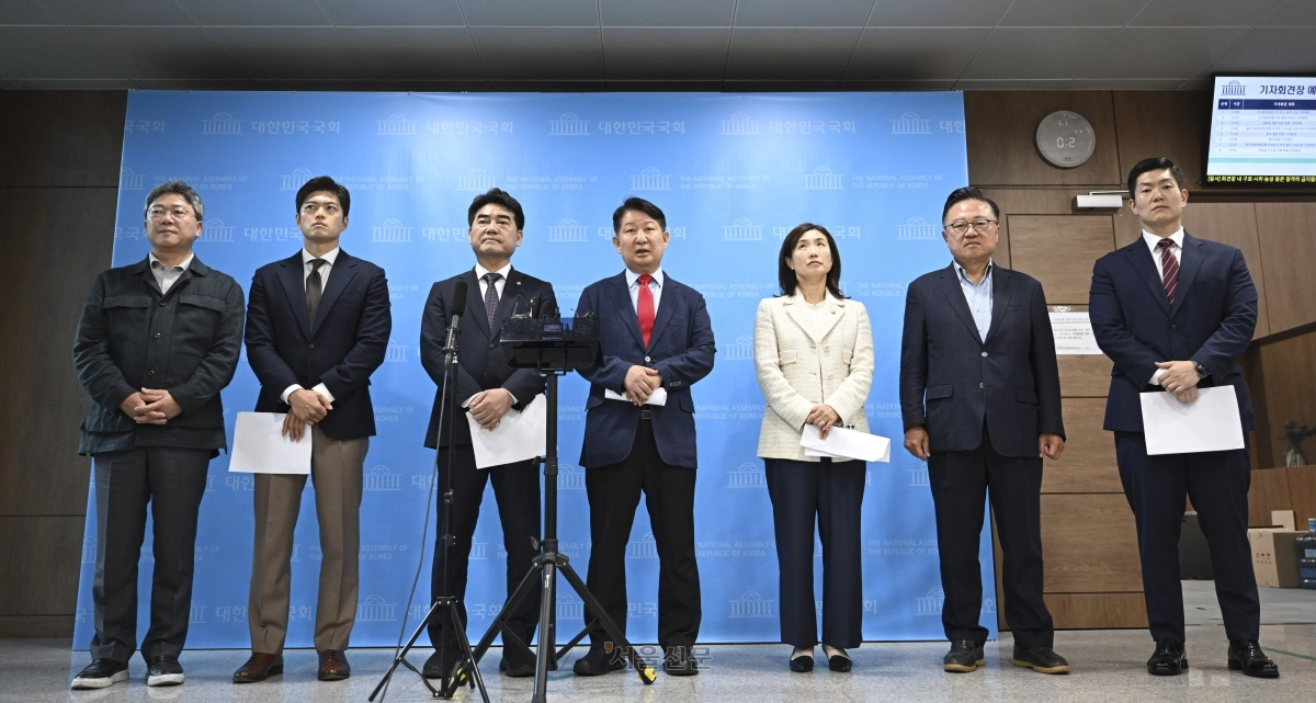 국민의힘 소장파 모임 ‘대안과 미래’ 의원들이 11일 국회에서 장동혁 대표 사퇴 요구를 담은 입장문을 발표한 뒤 기자들의 질문에 답하고 있다. 2026.6.11 이지훈 기자