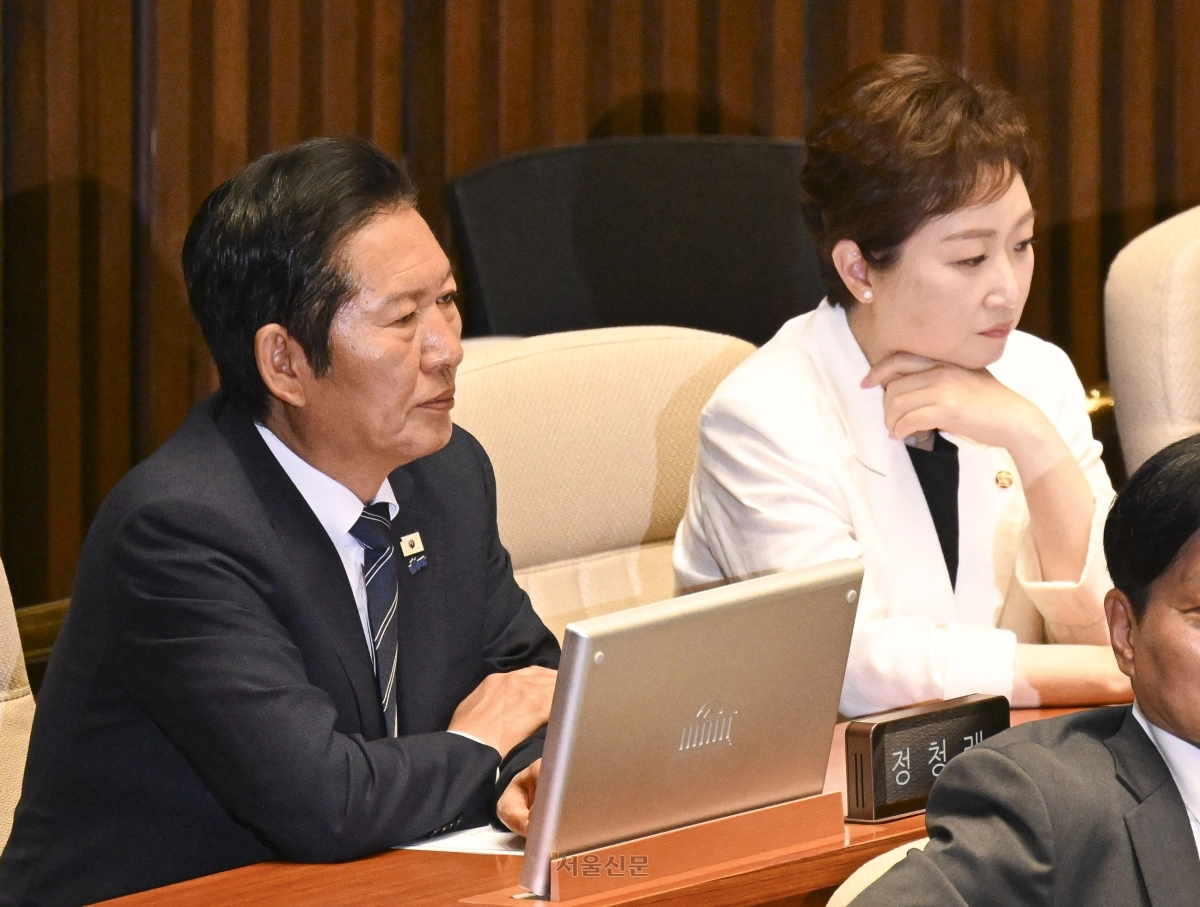 정청래(왼쪽) 더불어민주당 대표가 11일 국회에서 열린 본회의에서 이언주 의원과 대화 도중 생각에 잠겨 있다. 2026.6.11 이지훈 기자