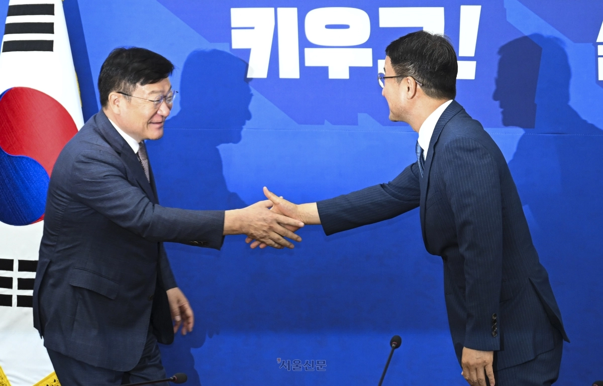 정점식(왼쪽) 국민의힘 원내대표가 11일 국회에서 한병도 더불어민주당 원내대표를 예방해 악수를 청하고 있다. 2026.6.11 이지훈 기자