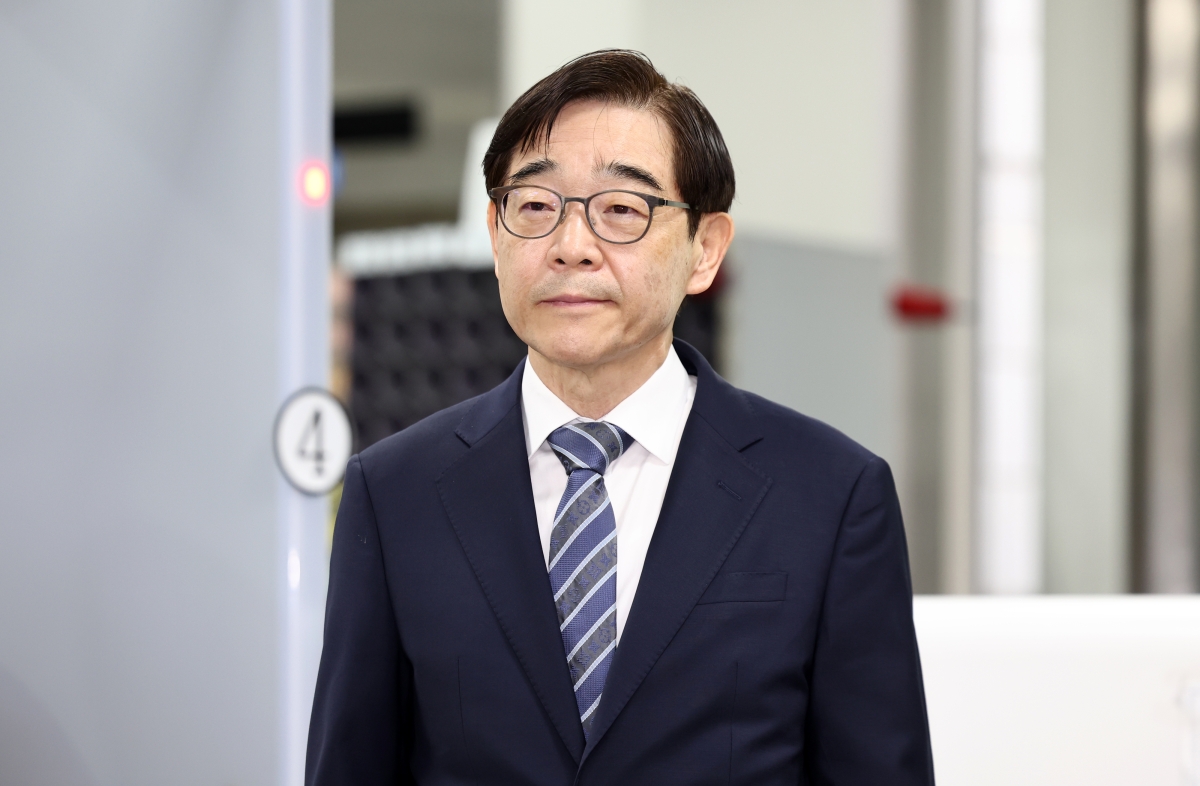 권순일 전 대법관이 11일 서울 서초구 서울중앙지법에서 열린 선고 공판에서 공소기각을 선고받고 법정을 나서고 있다. 뉴스1