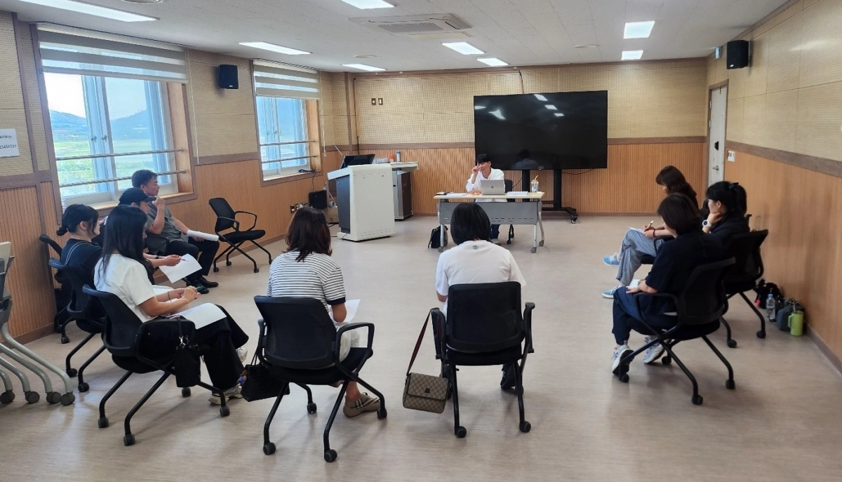 전남 도내 학교운동부 지도자들이 11일 전남도교육청체육교육센터에서 교육연극 기법을 활용한 ‘롤플레잉 연수’에 참여해 학생 선수 지도 과정에서 발생할 수 있는 갈등 상황을 재연하며 소통 역량을 높이고 있다. 전남도교육청 제공.