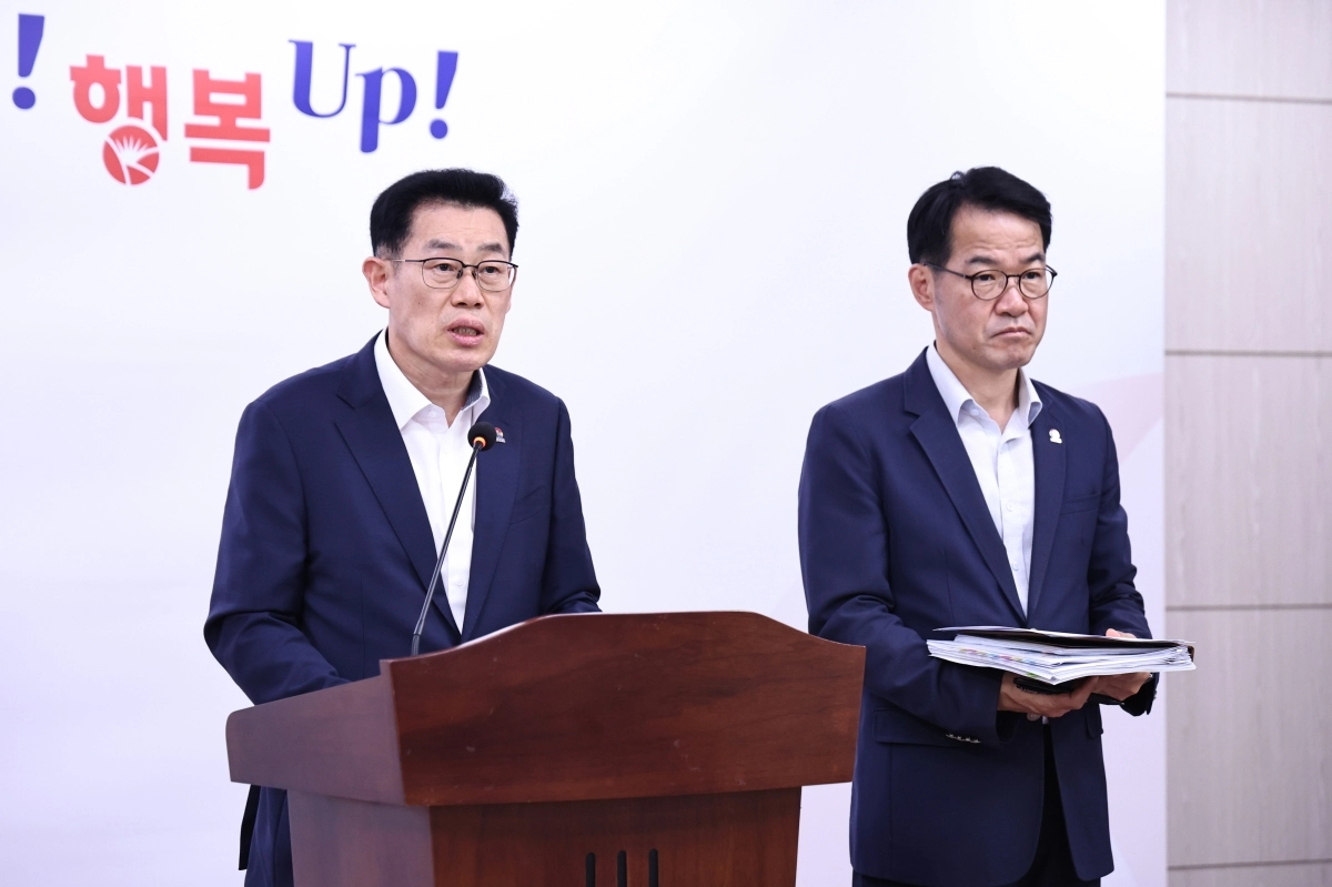11일 김기영(왼쪽) 경남도 기획조정실장과 김영삼 경남도 정책기획관이 11일 경남도청 프레스센터에서 ‘2026년 지방자치단체 합동평가’ 결과를 발표하고 있다. 2026.6.11. 경남도 제공