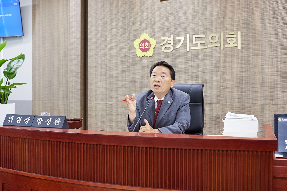 ▲ 11일 열린 경기도의회 농정해양위원회 회의에서 방성환 위원장이 축산동물복지국을 대상으로 ‘반려마루 여주’의 실질적인 활성화 대책을 주문하고 있다. (사진=경기도의회)
