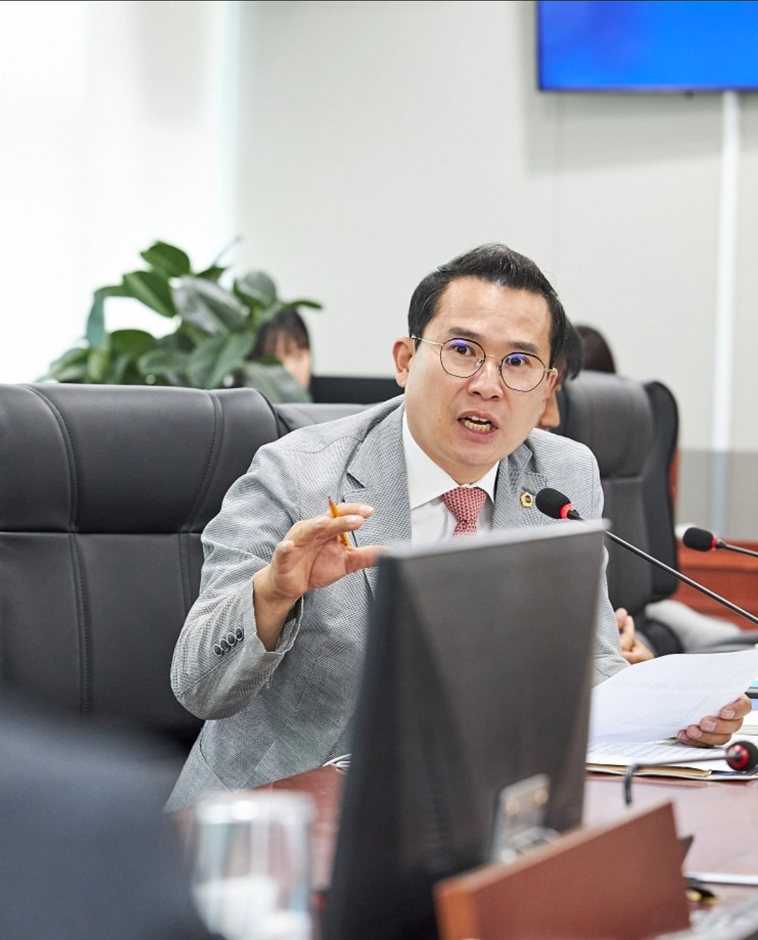 ▲ 11일 열린 2025회계연도 결산심의에서 이오수 의원이 축산동물복지국과 농업기술원을 대상으로 축산악취 저감 대책의 데이터 연계성과 사이버식물병원의 AI 진단 시스템 고도화를 촉구하고 있다. (사진=경기도의회)