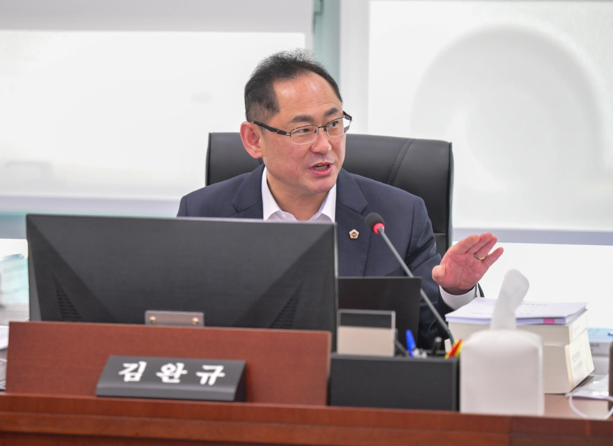 ▲ 경기도의회 보건복지위원회 김완규 의원이 11일 열린 복지국 결산심사에서 간병SOS 프로젝트의 예산 집행 부진을 지적하며 질의를 이어가고 있다. (사진=경기도의회)