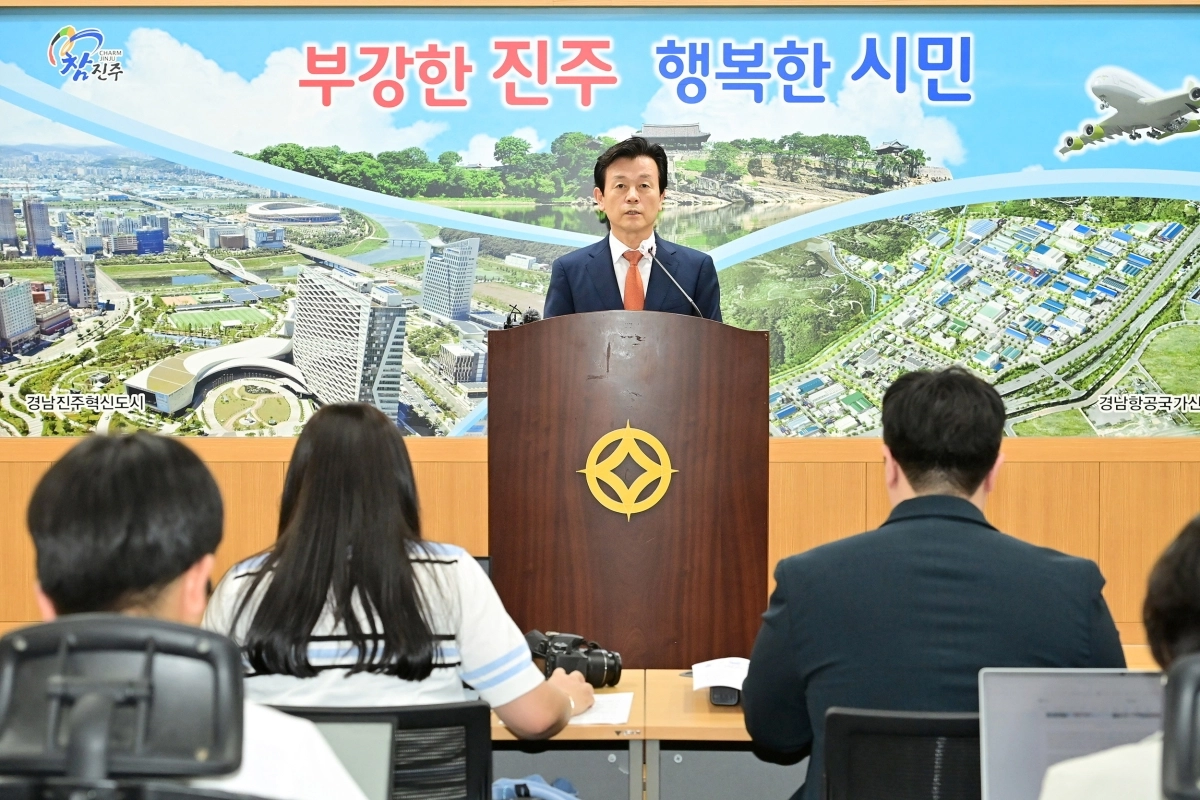 조규일 진주시장이 11일 시청 브리핑룸에서 기자회견을 열고 민선 9기 시정 운영 방향을 설명하고 있다. 2026.6.11. 진주시 제공