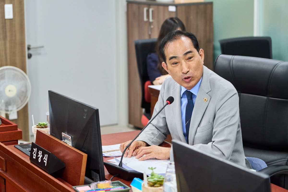 ▲ 경기도의회 농정해양위원회 김창식 부위원장이 10일 열린 결산 심사에서 농수산생명과학국 소관 주요 사업의 예산 불용 문제를 지적하며 실집행 중심의 성과 관리를 주문하고 있다. (사진=경기도의회)