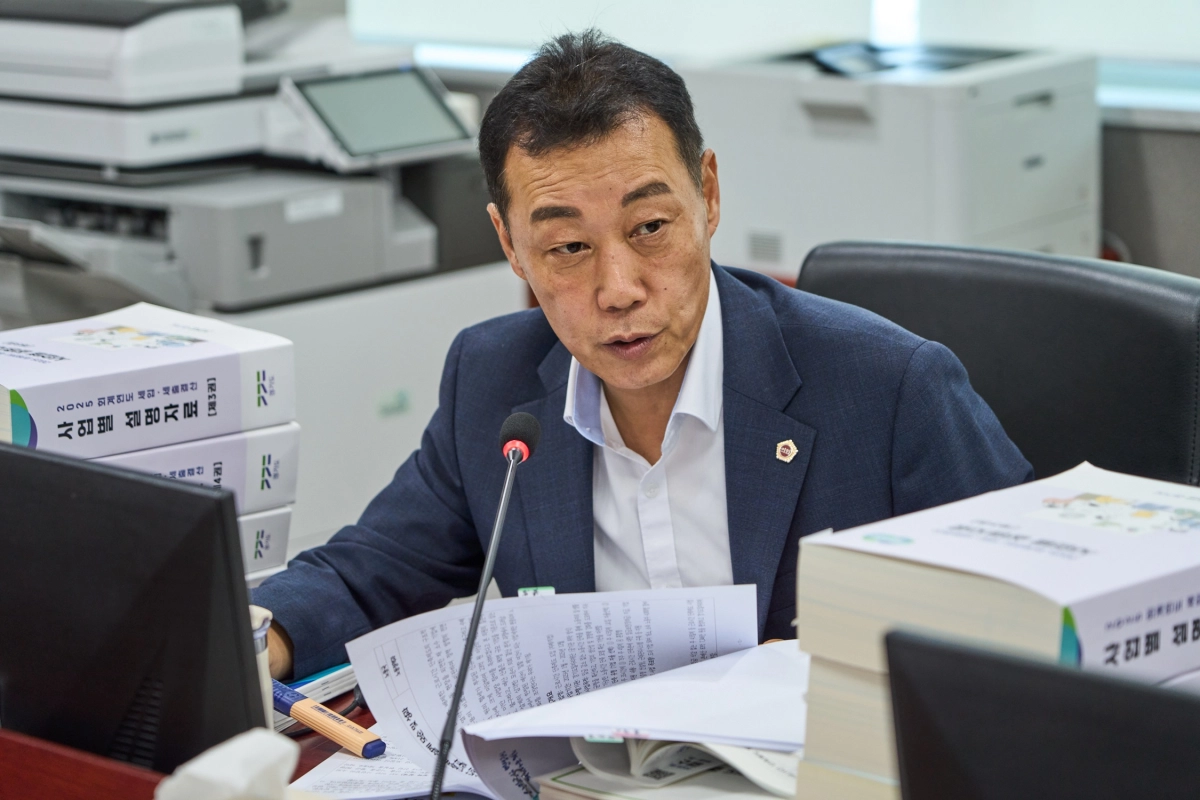 ▲ 경기도의회 경제노동위원회 이용호 부위원장이 11일 열린 노동국 결산 심사에서 경기도 근로시간 단축제도 시범 사업의 문제점을 지적하며 노동 정책의 전면적인 방향 전환을 요구하고 있다. (사진=경기도의회)