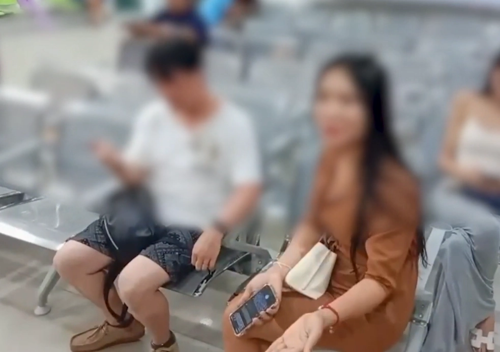 지난 3일(현지시간) 오전 태국 파타야의 한 경찰서에서 쌍방 폭행으로 연행된 일본인 남성(왼쪽)과 현지 트랜스젠더 여성(오른쪽)이 취재진에게 싸움 경위를 설명하고 있다. 파타야 뉴스 리뷰 유튜브 캡처