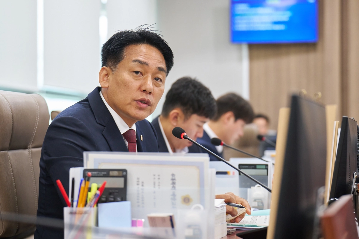 ▲ 경기도의회 교육행정위원회 이은주 의원이 11일 열린 교육행정위원회 제1차 결산심사에서 지난 4년간의 의정활동 성과를 요약하고 구리교육지원청 신설 등 주요 정책의 연속성 확보를 당부하고 있다. (사진=경기도의회)