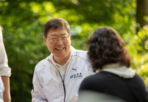 김경호 서울 광진구청장이 지난해 10월 광진가족 한마음 걷기대회에서 주민과 인사하고 있다.  광진구 제공