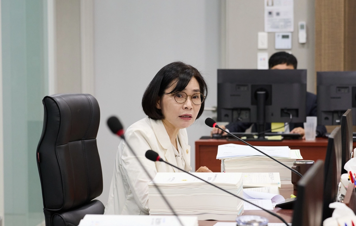 ▲ 경기도의회 보건복지위원회 황세주 의원이 11일 열린 복지국 및 보건건강국 결산 심사에서 성과지표를 보수적으로 설정하는 경기도의 방어적 행정 관행을 지적하며 혁신적 지표 개편을 요구하고 있다. (사진=경기도의회)