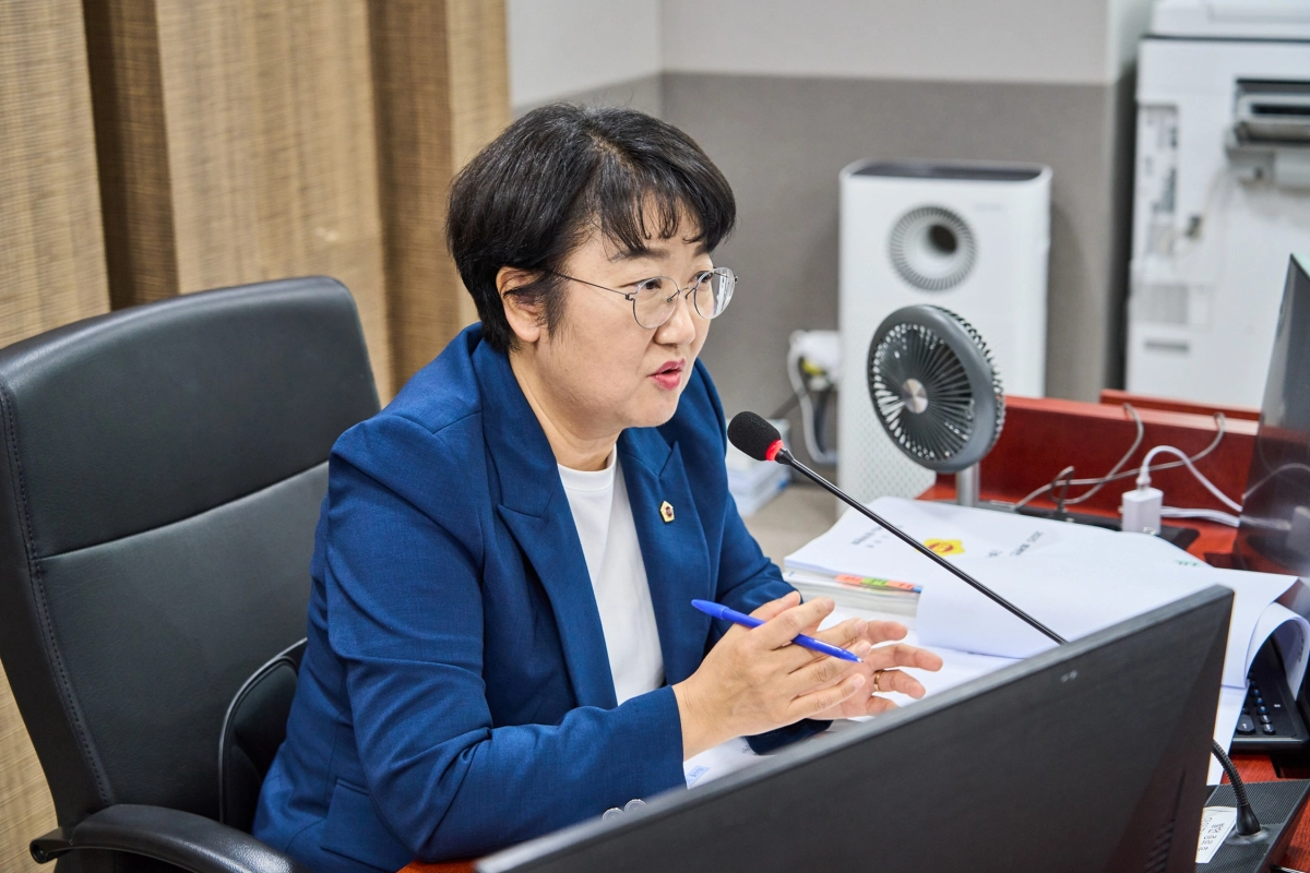 ▲ 경기도의회 경제노동위원회 고은정 위원장이 11일 열린 사회혁신경제국 소관 결산 심사에서 ‘아동돌봄 기회소득 정책연구’ 사업의 부실한 예산 배정과 인력 관리 실태를 지적하며 행안부 기준 준수를 촉구하고 있다. (사진=경기도의회)