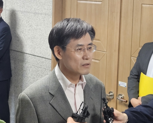 11일 오후 위원회 회의를 마치고  나오는 김상곤 전북도선관위원장. 설정욱 기자