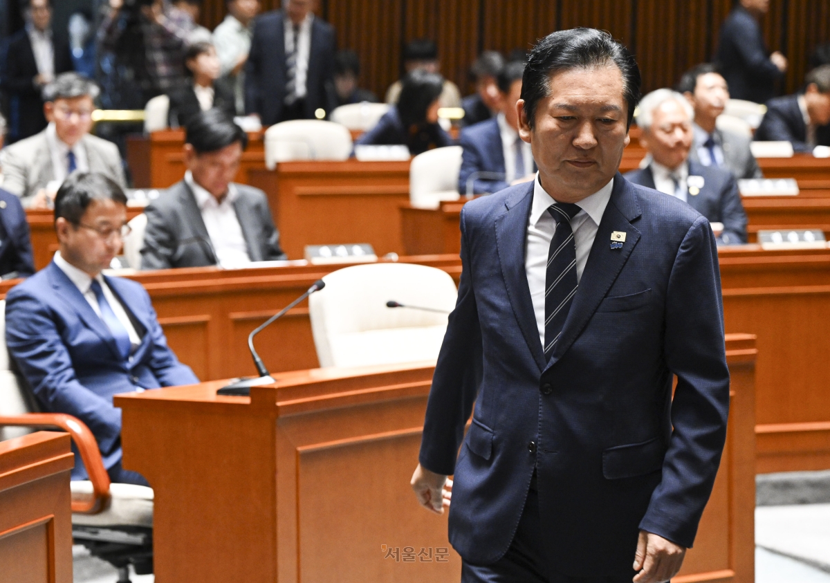정청래 더불어민주당 대표가 11일 국회에서 열린 의원총회에서 발언하기 위해 연단으로 향하고 있다. 이지훈 기자