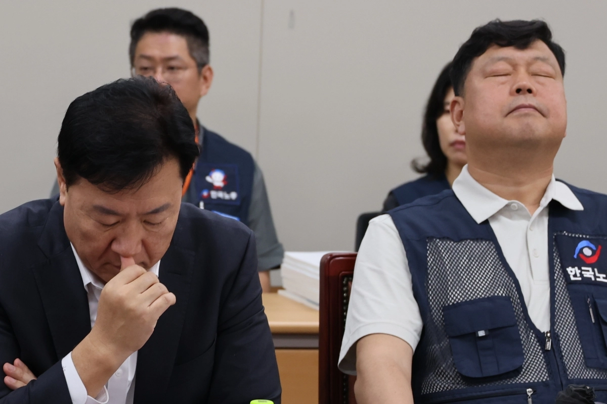 11일 정부세종청사 최저임금위원회에서 열린 제5차 전원회의에서 사용자위원인 류기정(왼쪽) 한국경영자총협회(경총) 전무와 근로자위원인 류기섭 한국노총 사무총장이 심각한 표정을 짓고 있다. 세종 연합뉴스