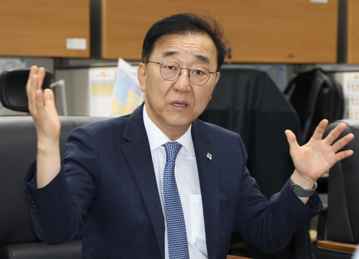 김윤덕 국토교통부 장관이 11일 전북 전주시 전북특별자치도의회 기자실을 방문해 간담회를 열고 질의에 답변을 하고 있다. 전주 뉴스1