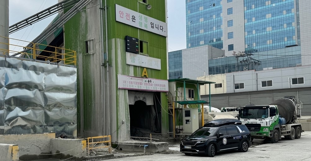 레미콘 운송노조의 휴업이 나흘째 이어진 11일 경기 평택의 한 레미콘 제조 공장에서 전국레미콘운송노동조합(전운련) 노조원들이 레미콘 출하를 저지하고 있다. 뉴시스