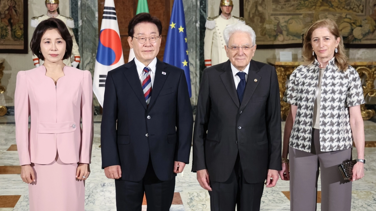 기념촬영하는 이재명 대통령 부부와 이탈리아 대통령