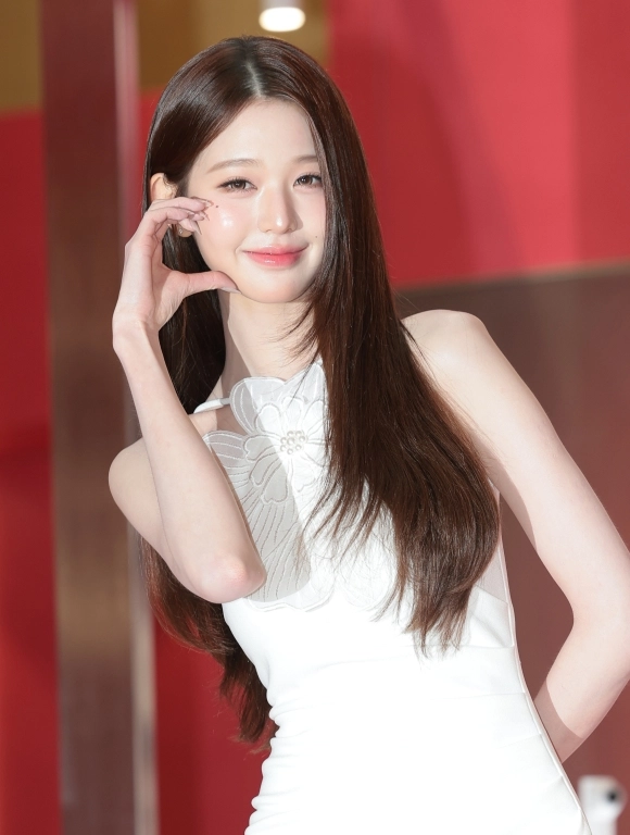 아이브 장원영, 공주님의 은혜로운 볼 하트