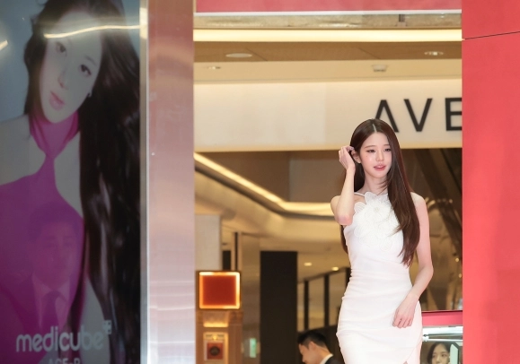 장원영, 청초한 미모