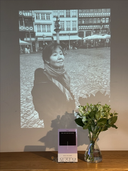서울 종로구 혜화동에 있는 서점 위트 앤 시니컬에서 지난 9일 열린 ‘허수경 하루’ 행사. 시인의 생전 사진과 유고 시집, 꽃다발이 가지런히 놓여 있다.