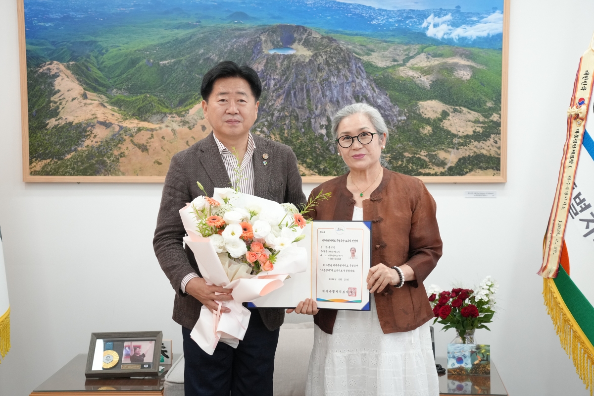 오영훈 제주지사가 26년 외길 홍선행(오른쪽) 씨에게 무형유산 ‘고분양태’ 신규 보유자 인정서와 꽃다발을 전달하고 노고를 격려했다. 제주도 제공