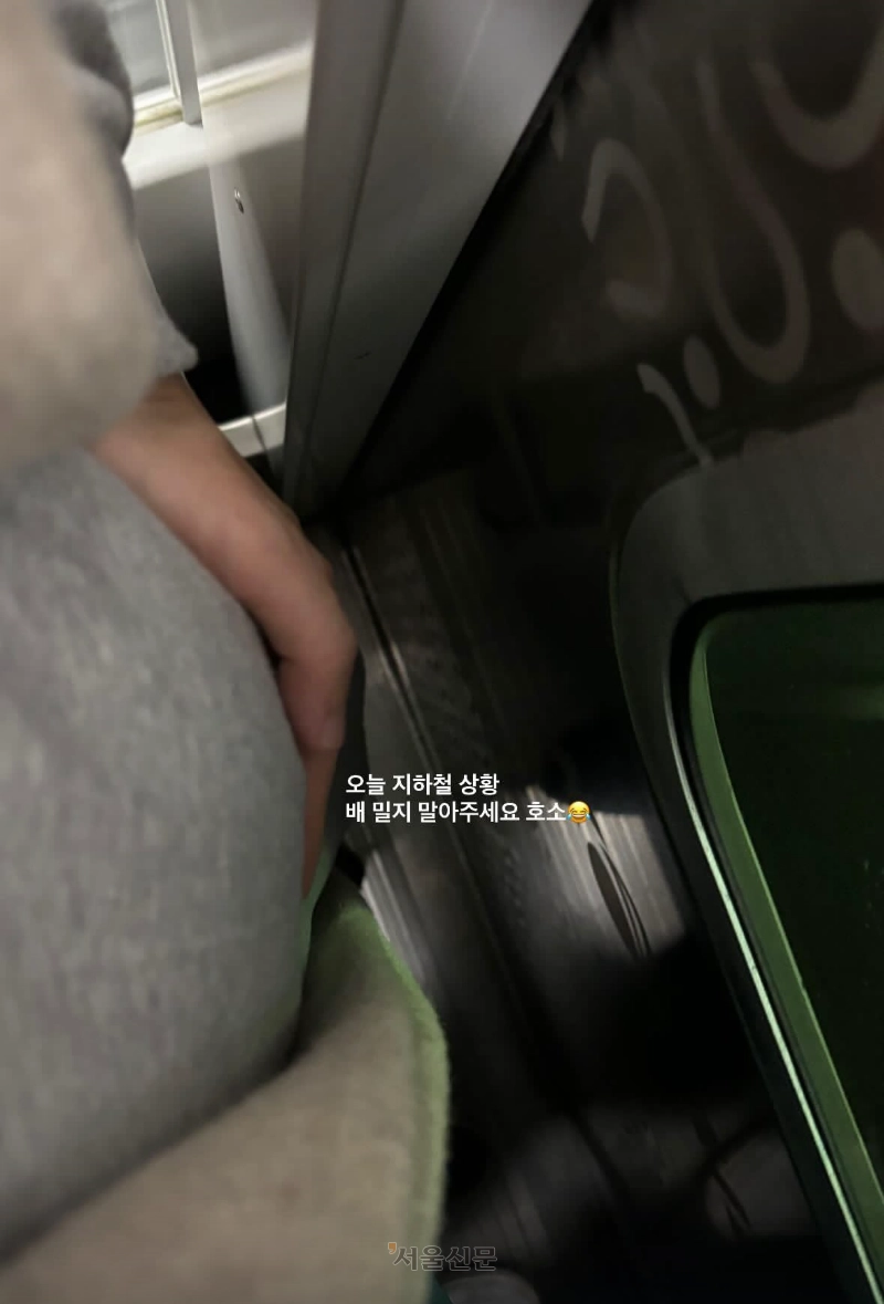 출근길 만원 지하철에서 임산부배려석에 앉기란 ‘하늘의 별따기’와 같다. 촬영 김민지.