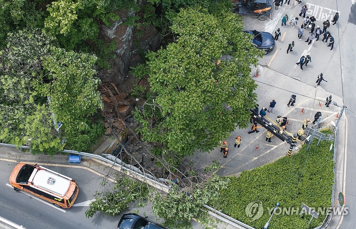 지난달 8일 오전 10시 47분쯤 대구 남구 봉덕동 한 지하도 옆 경사로에서 대형 암석이 떨어지는 사고가 나 관계 당국이 현장을 통제하고 있다. 이 사고로 해당 지하도를 지나던 행인 1명이 숨졌다. 연합뉴스