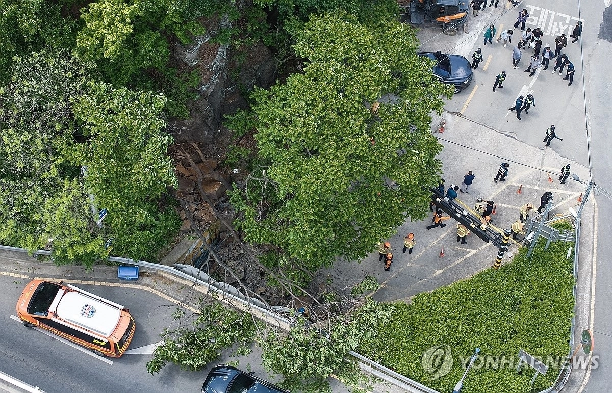 지난달 8일 오전 10시 47분쯤 대구 남구 봉덕동 한 지하도 옆 경사로에서 대형 암석이 떨어지는 사고가 나 관계 당국이 현장을 통제하고 있다. 이 사고로 해당 지하도를 지나던 행인 1명이 숨졌다. 연합뉴스