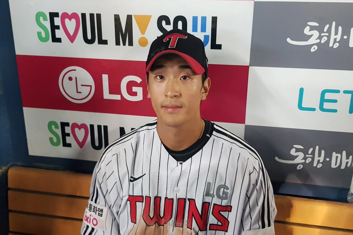 LG 트윈스 송찬의가 11일 서울 잠실구장에서 열린 LG와 SSG 랜더스의 경기를 승리로 이끈 뒤 수훈 선수로 취재진과 인터뷰하고 있다. 2026.6.11 류재민 기자