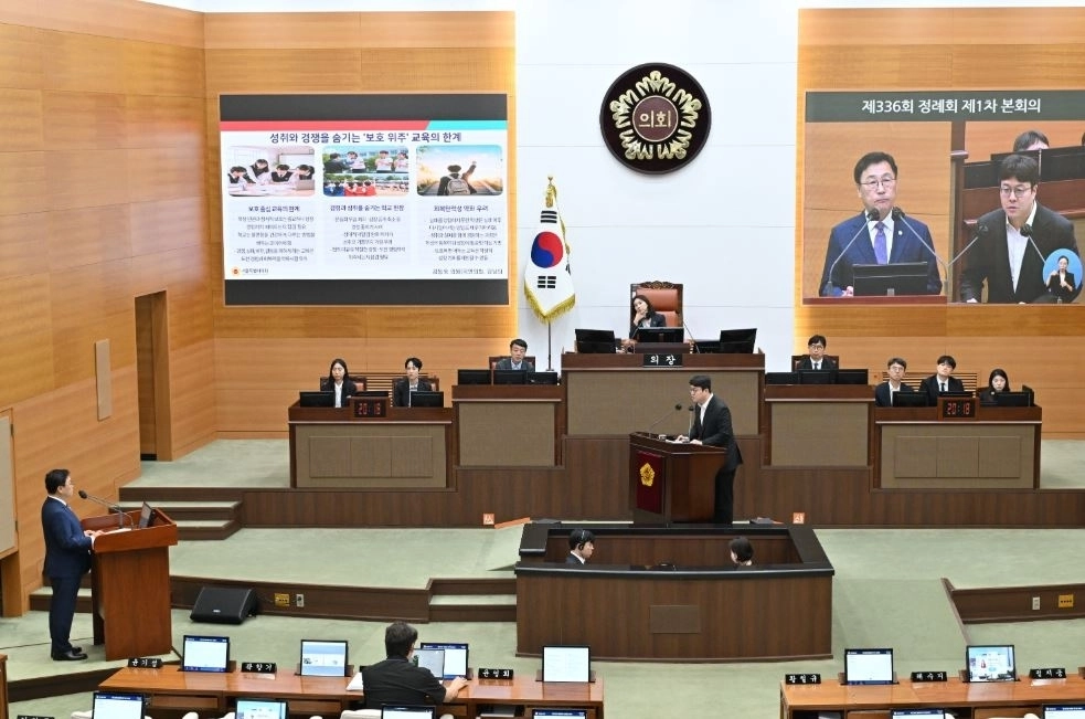 지난 11일 제336회 정례회 시정질문에서 정근식 서울시교육감을 상대로 질의하는 김동욱 의원. 서울시의회 제공