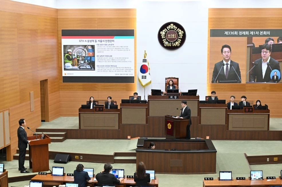 지난 11일 제336회 정례회 시정질문에서 오세훈 서울시장을 상대로 질의하는 김동욱 의원. 서울시의회 제공