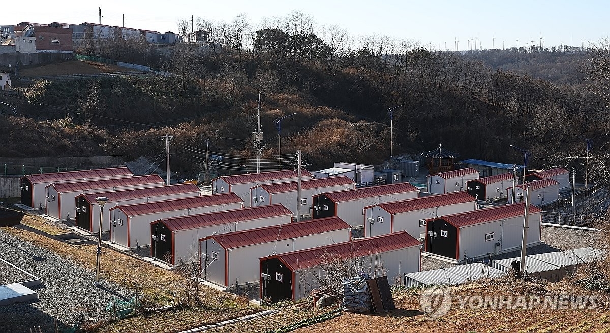 경북 영덕군 영덕읍 석리에 설치된 산불 이재민 임시주택. 석리는 지난해 3월 산불 피해로 마을 전체가 불에 타는 피해를 봤다. 연합뉴스