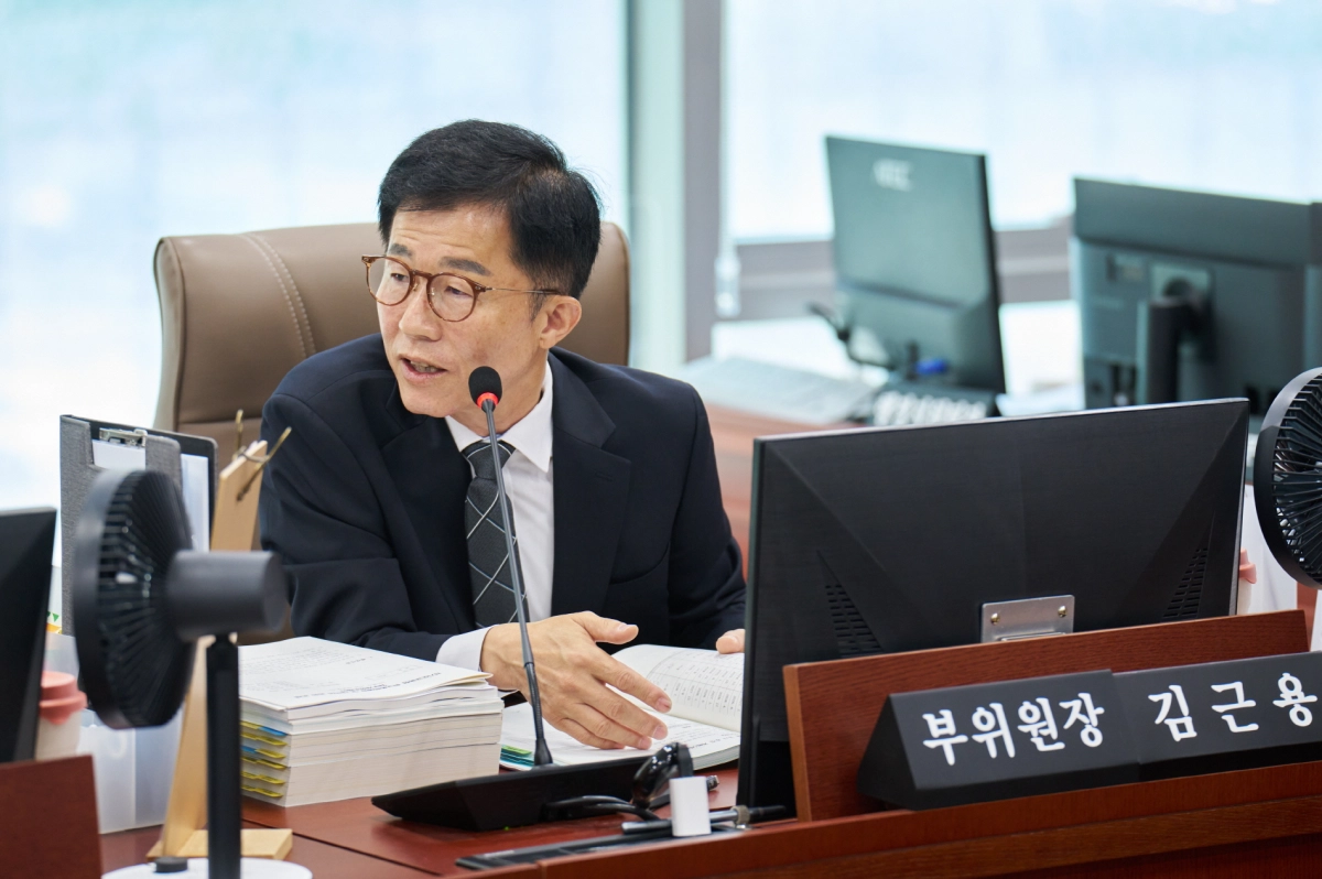 ▲ 김근용 부위원장이 제391회 정례회 상임위 회의에서 경기도교육청 결산심사를 진행하며 예비비 집행 및 학교 신설 일정의 문제점을 지적하고 있다. (사진=경기도의회)