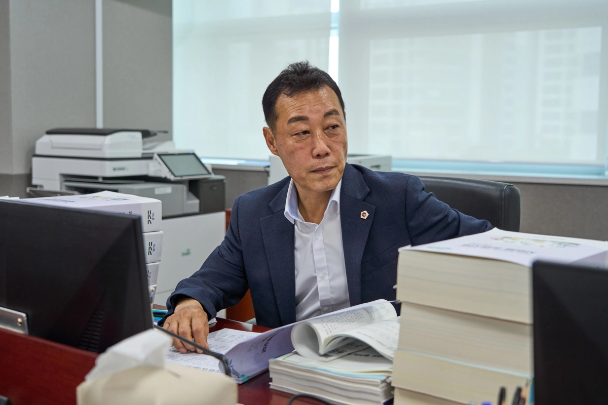 ▲ 이용호 부위원장이 노동국 소관 결산 심사에서 자료를 검토하며 실효성 없는 노사민정협의회 운영 체계와 노동복지센터의 관행적 행정 처리를 질타하고 있다. (사진=경기도의회)