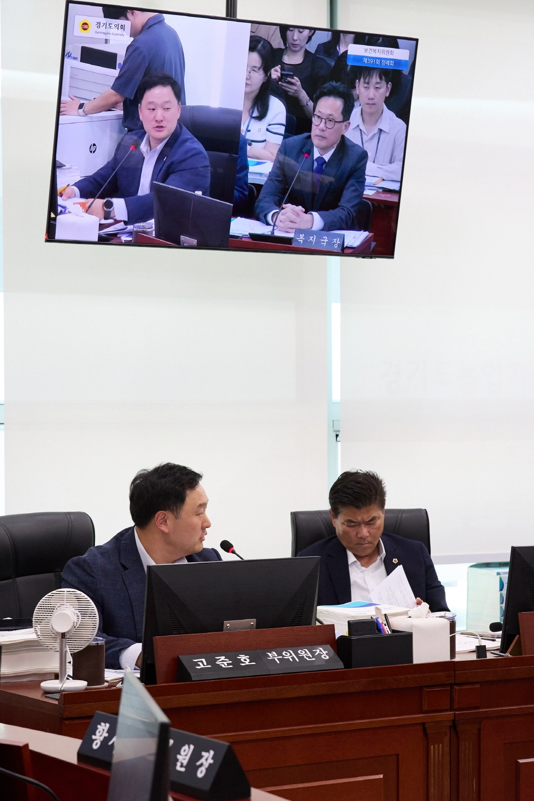 ▲ 경기도의회 복지국 소관 결산 심사에서 고준호 의원이 장애인 기회소득 ‘굿파트너’ 운영의 실적 부풀리기와 예산 집행 문제를 지적하고 있다. (사진=경기도의회)