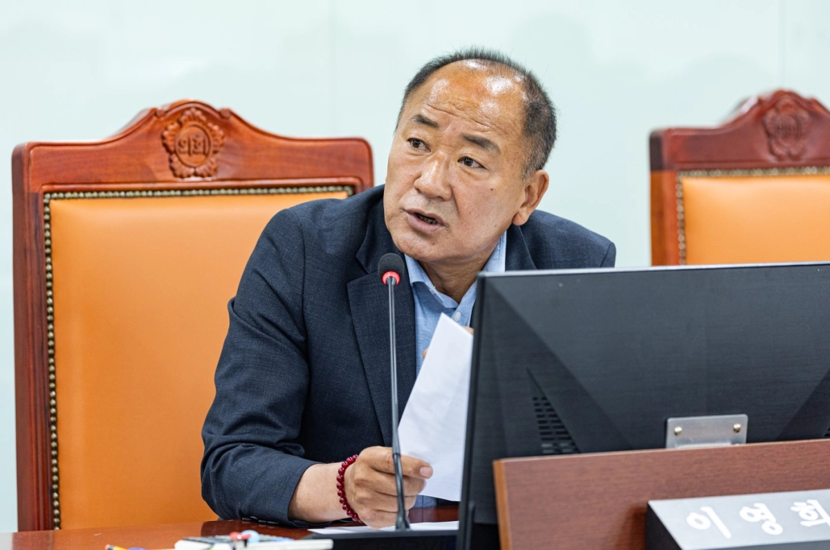 ▲ 이영희 의원이 2025회계연도 자치경찰위원회 결산심사에서 질의서를 손에 쥔 채 스쿨존 제한속도 규제의 탄력적 운영 및 자치경찰위원회의 적극적인 중재 역할을 촉구하고 있다. (사진=경기도의회)