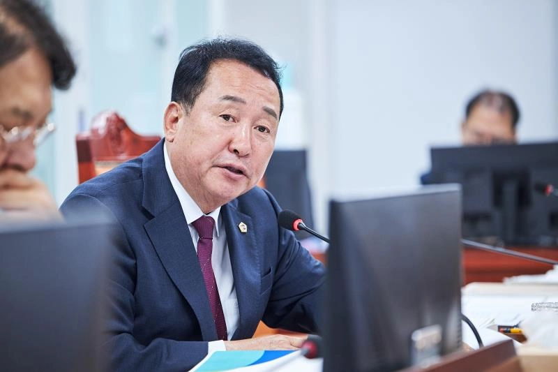 ▲ 안계일 의원이 소방재난본부 소관 결산심사에서 소방공무원의 마음건강 지원정책 성과 지표를 점검하며, 치료 중심에서 예방과 회복 중심으로의 정책 대전환을 강력히 촉구하고 있다. (사진=경기도의회)