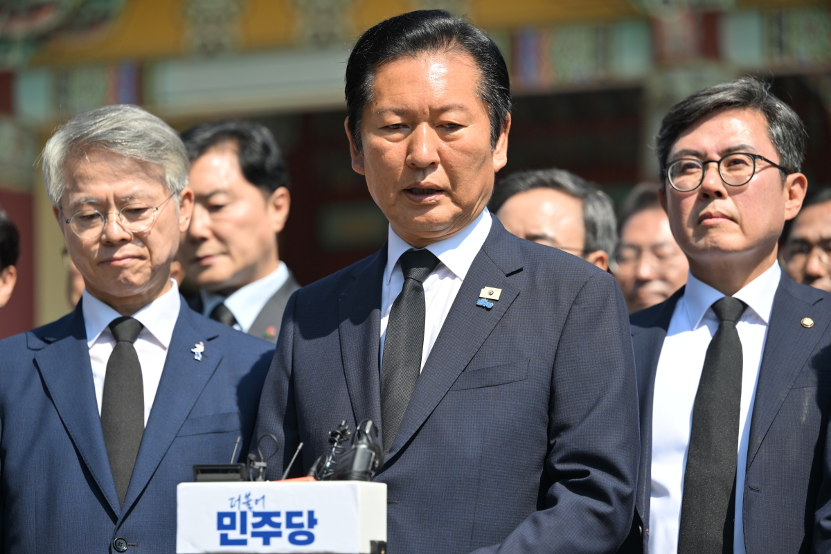 정청래(가운데) 더불어민주당 대표가 12일 오전 광주 북구 운정동 국립5.18민주묘지를 찾아 취재진과 인터뷰를 하고 있다. 광주 뉴시스