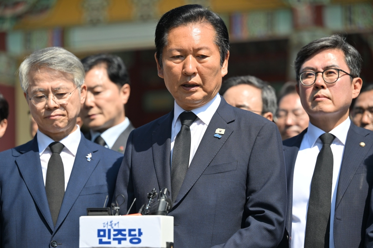 정청래(가운데) 더불어민주당 대표가 12일 오전 광주 북구 운정동 국립5.18민주묘지를 찾아 취재진과 인터뷰를 하고 있다. 광주 뉴시스