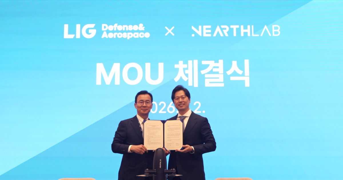신익현(왼쪽) LIG D＆A 대표와 최재혁 니어스랩 대표가 지난 2일 요격드론 분야 사업협업체계 구축을 위한 업무협약(MOU)을 체결하고 기념사진을 촬영하고 있다. LIG D＆A 제공
