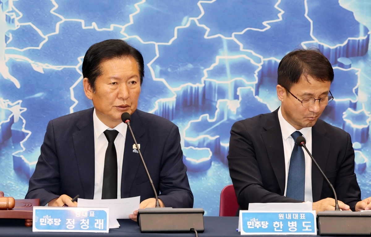 정청래 더불어민주당 대표가 12일 광주 서구 김대중컨벤션센터에서 열린 전남ㆍ광주 현장 최고위원회의에서 발언하고 있다. 오른쪽은 한병도 원내대표. 광주 연합뉴스