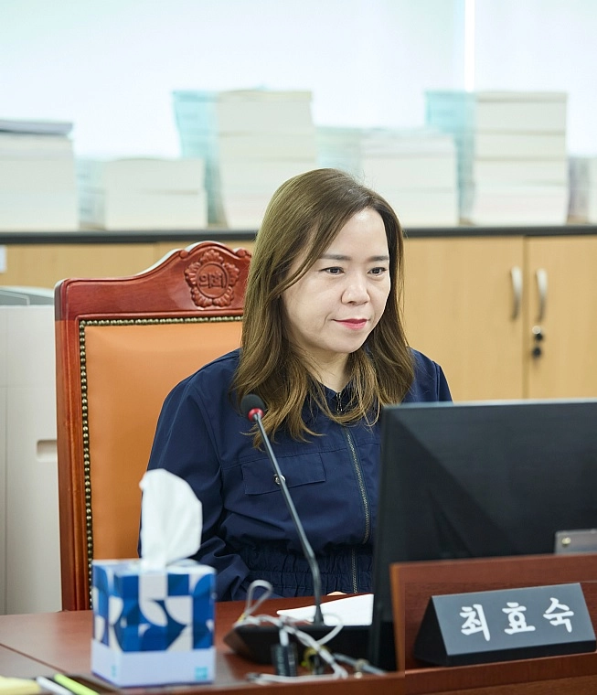 ▲ 최효숙 의원이 2025회계연도 이민사회국 결산 승인 심사에서 성과보고서의 정량적 지표 설정 오류와 실적 부풀리기 행태를 지적하고 있다. (사진=경기도의회)