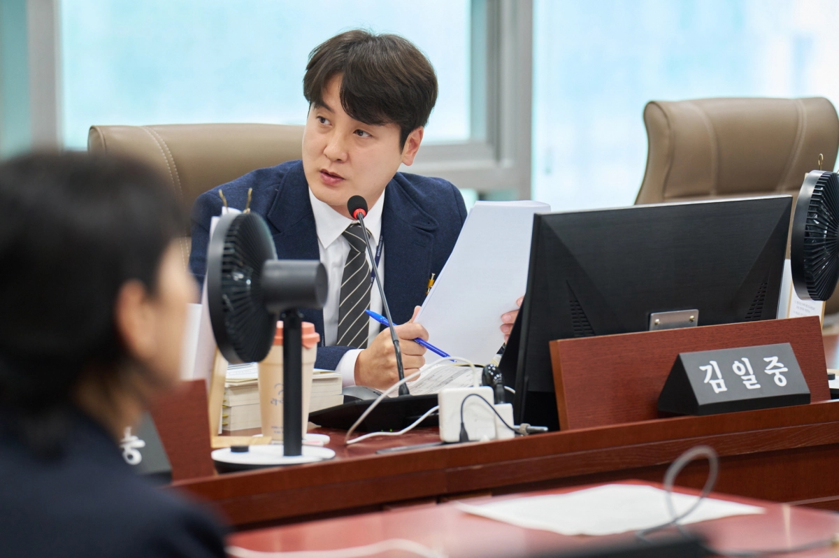 ▲ 김일중 의원이 경기도교육청 행정국 소관 결산심사에서 최근 3년간 급증한 예산 전용 규모의 문제점을 지적하며 재정운용의 정확성 강화를 요구하고 있다. (사진=경기도의회)