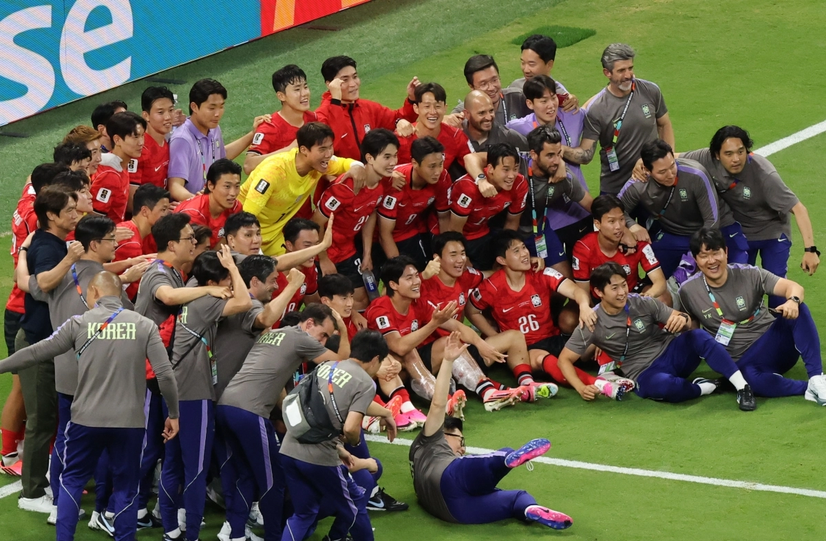 12일(한국시간) 멕시코 사포판 과달라하라 스타디움에서 열린 2026 북중미월드컵 A조 1차전 한국과 체코의 경기에서 2-1 역전승을 거둔 한국 대표팀 선수들이 경기 뒤 기념촬영을 하고 있다. 연합뉴스
