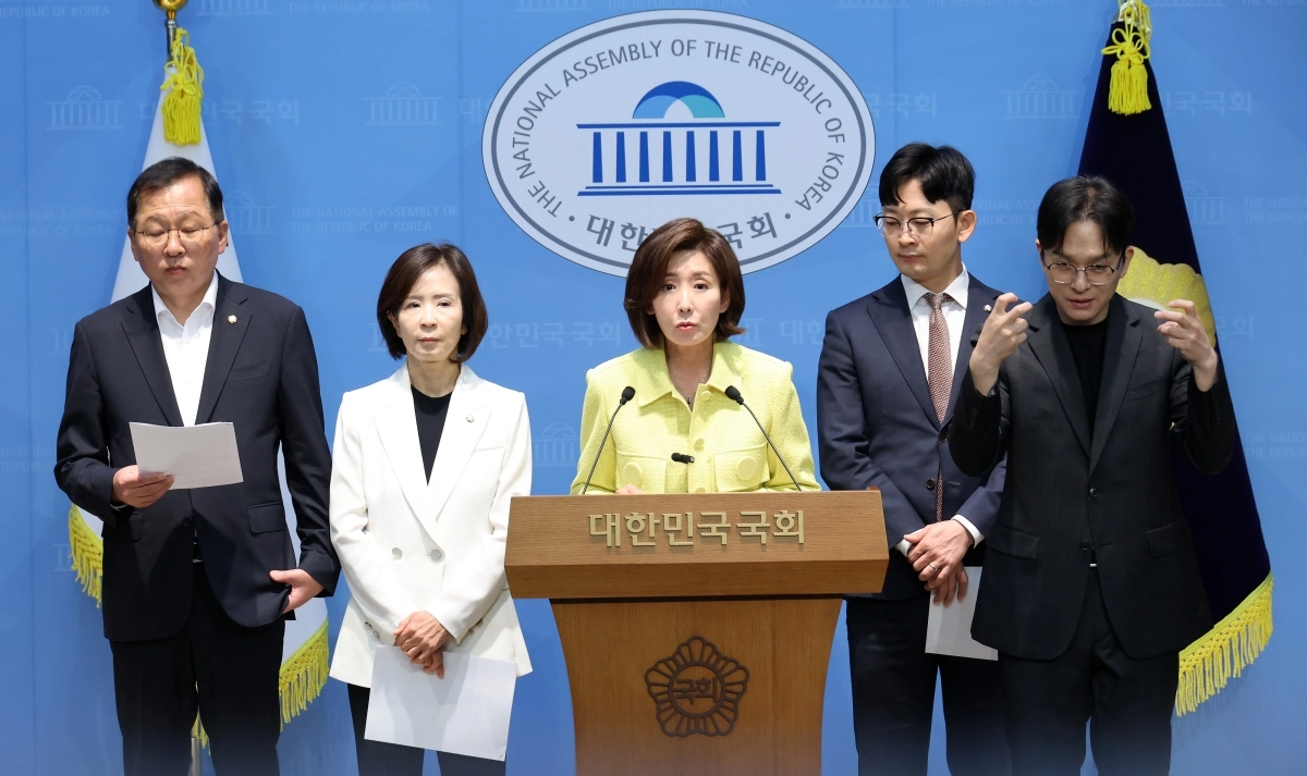 나경원 국민의힘 의원이 12일 국회 소통관에서 6·3 지방선거 부실 사태 관련 기자회견을 하고 있다. 왼쪽부터 조승환·최수진·나경원·박충권 의원 연합뉴스